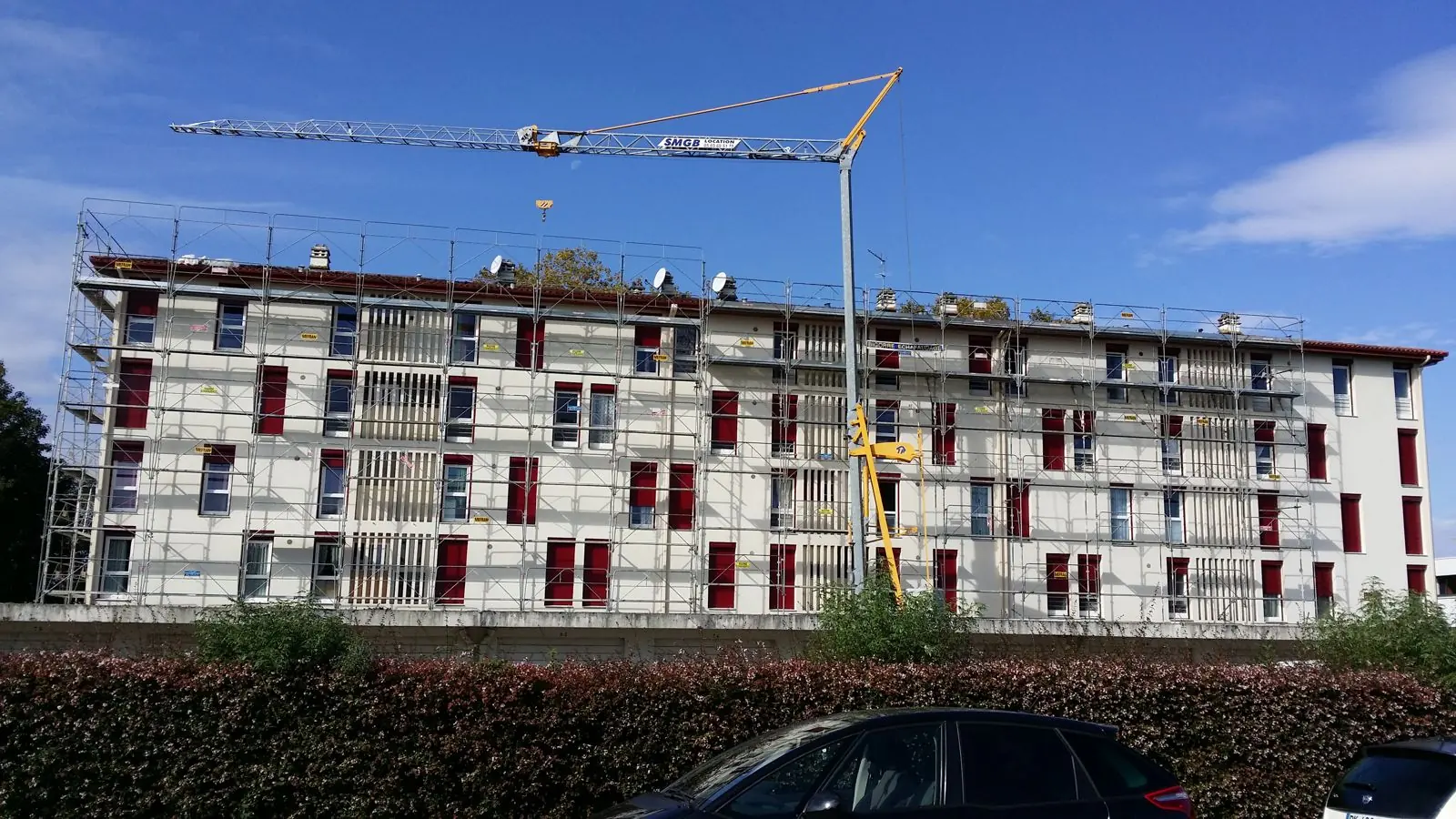 Grue Potain montée sur un chantier de bâtiment