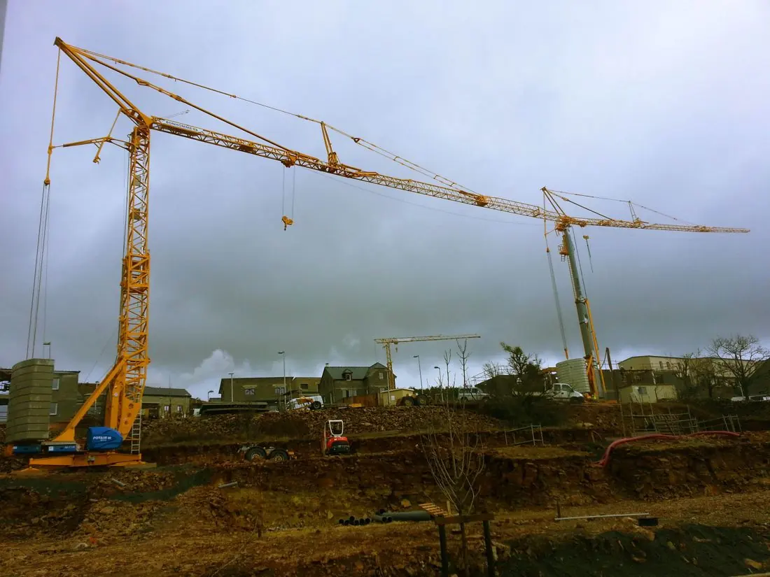 Chantier avec des grues Potain IGO 130 et HDT 80