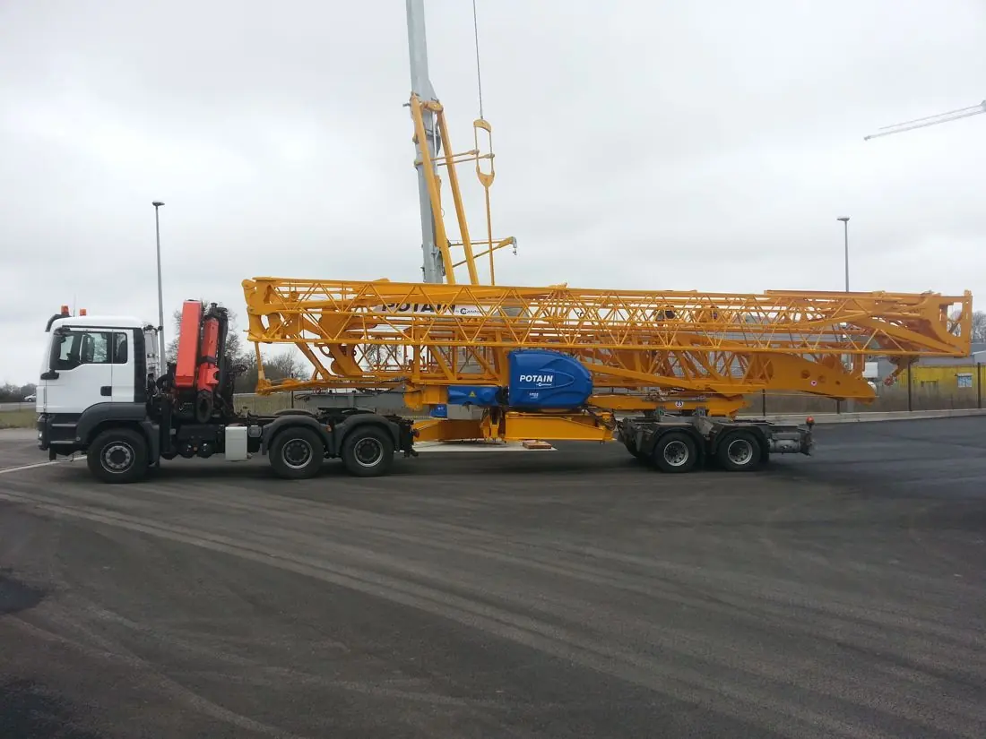 Grue Potain IGO T85 pliée sur son camion de transport